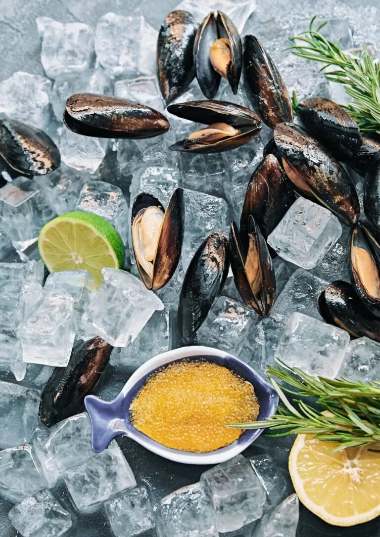 Mejillones sobre hielo con limón y romero