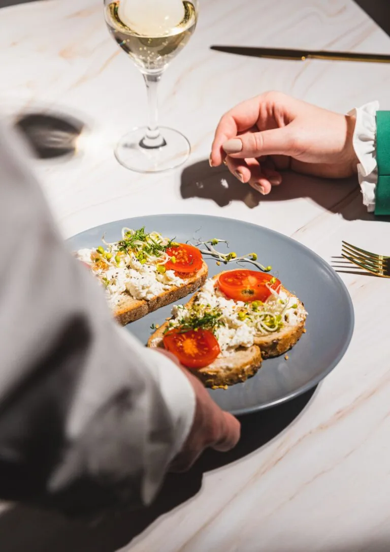 Tostas con tomate y burrata sobre la mesa