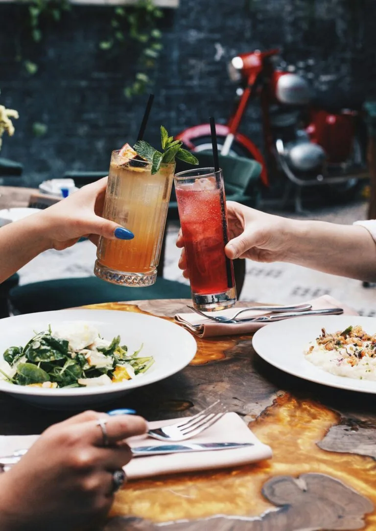 Brindis con cócteles en una mesa servida