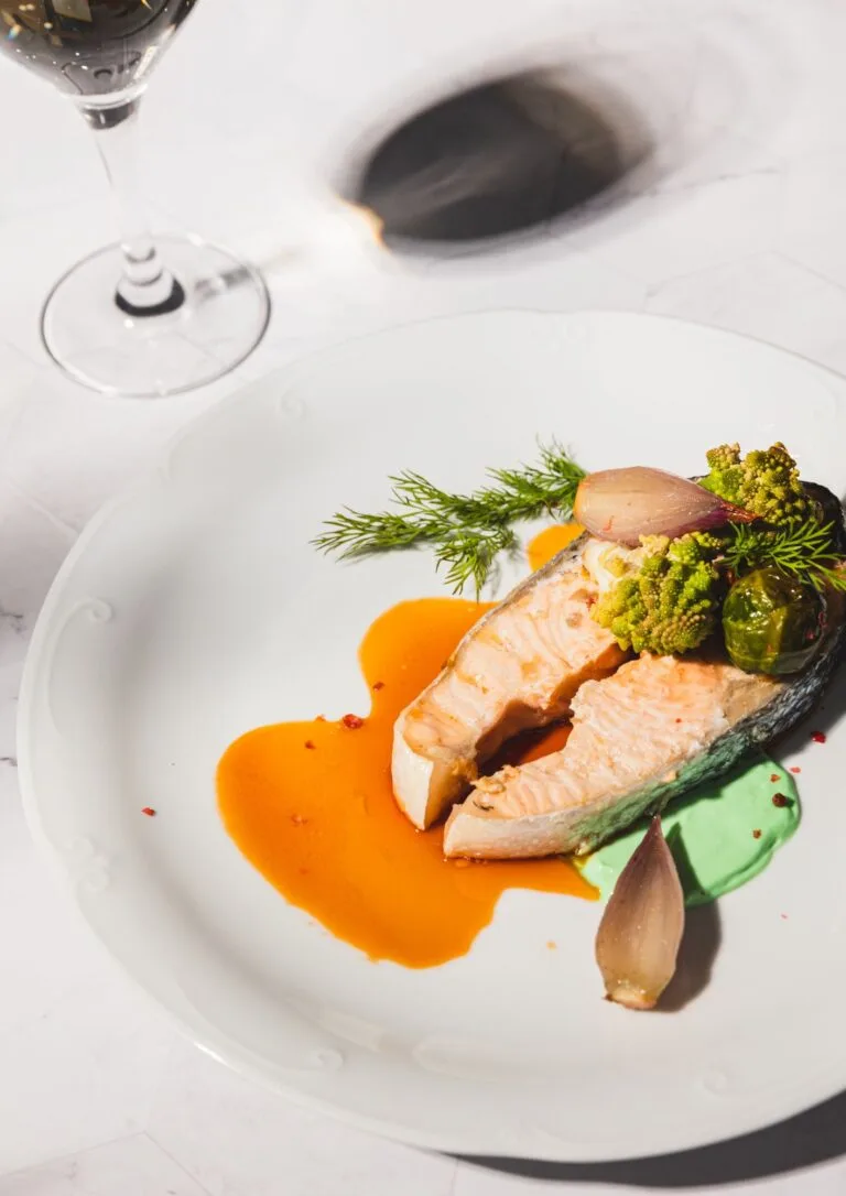 Plato de salmón con guarnición y salsa