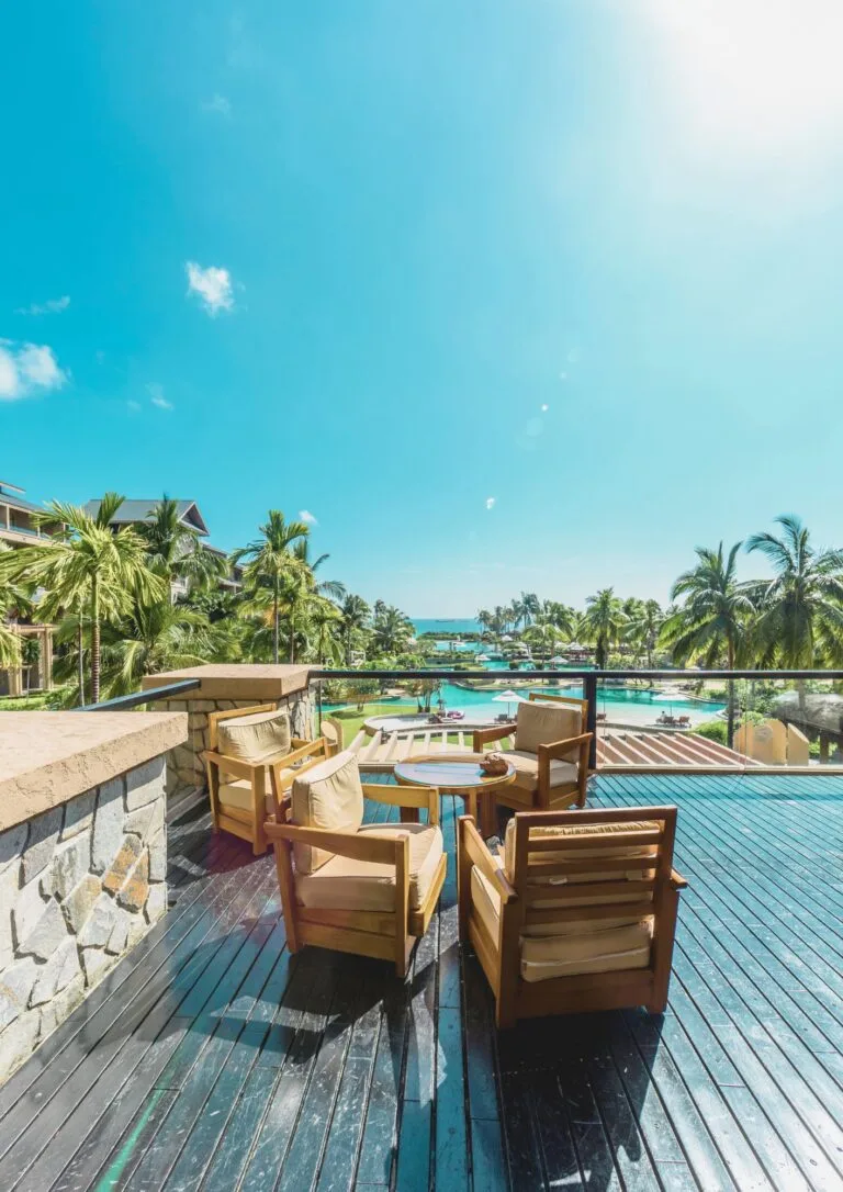 Terraza de madera con mesas y vistas al mar