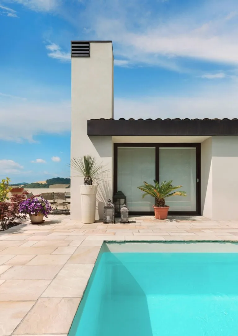 Villa blanca con piscina turquesa frente al mar