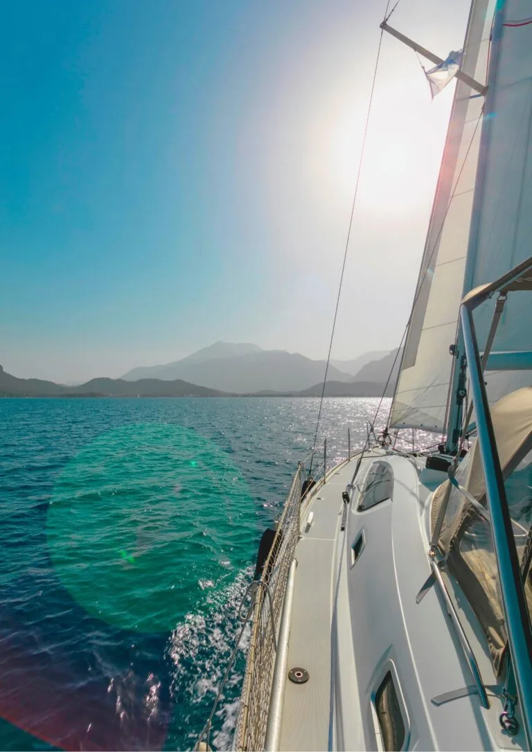 Velero navegando sobre agua turquesa