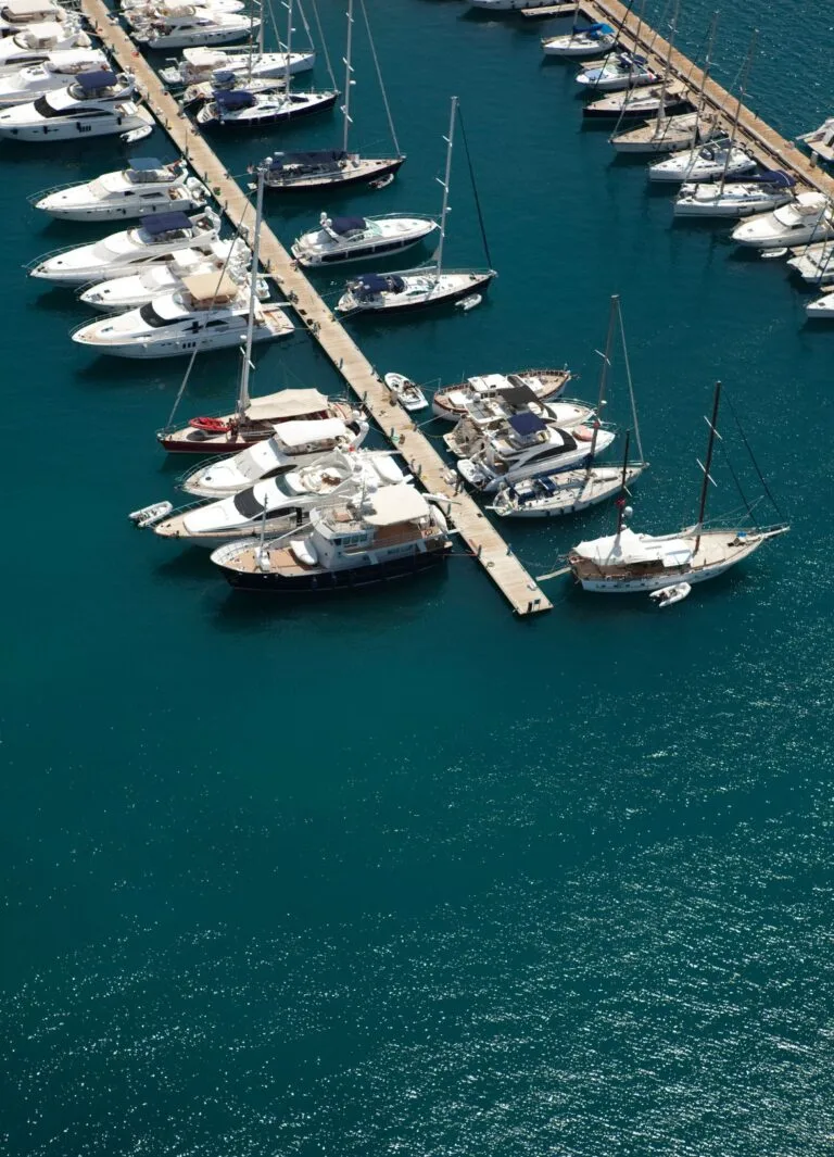 Puerto deportivo visto desde el aire