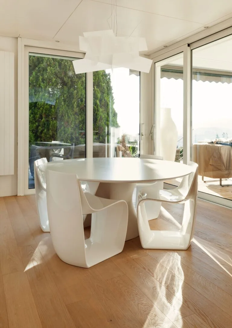 Comedor con mesa redonda y salida a la terraza
