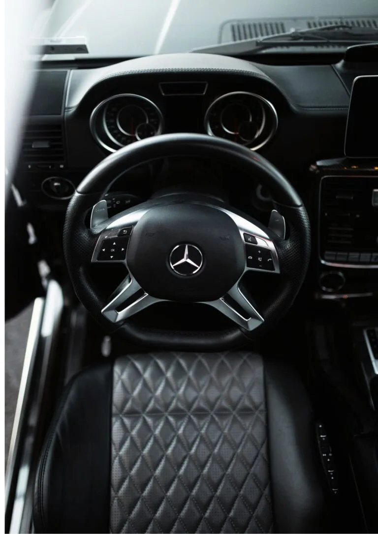 Interior de un coche con volante y tapicería de cuero