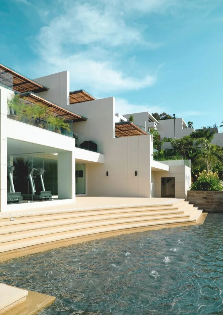 Alojamiento blanco escalonado con piscina exterior