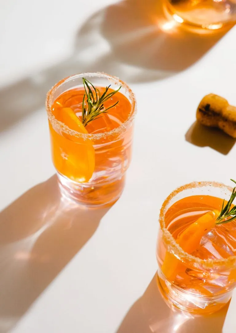 Vasos de cóctel de naranja con sombras marcadas
