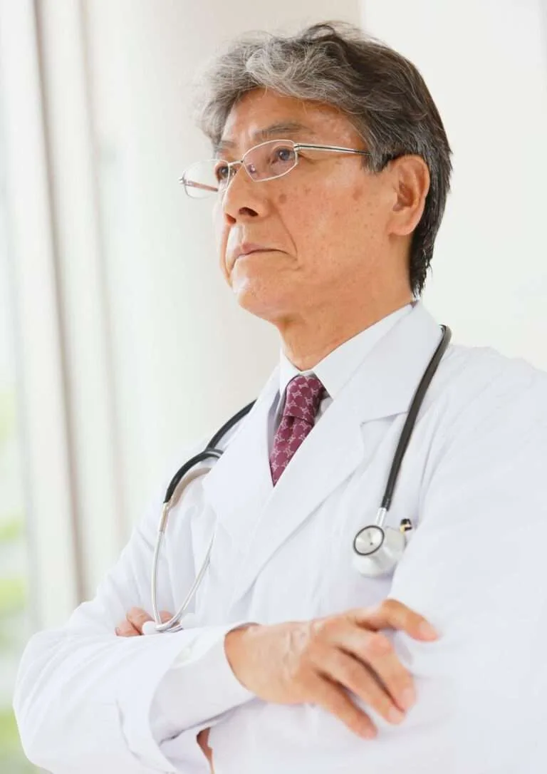 Retrato de médico con bata y fonendoscopio