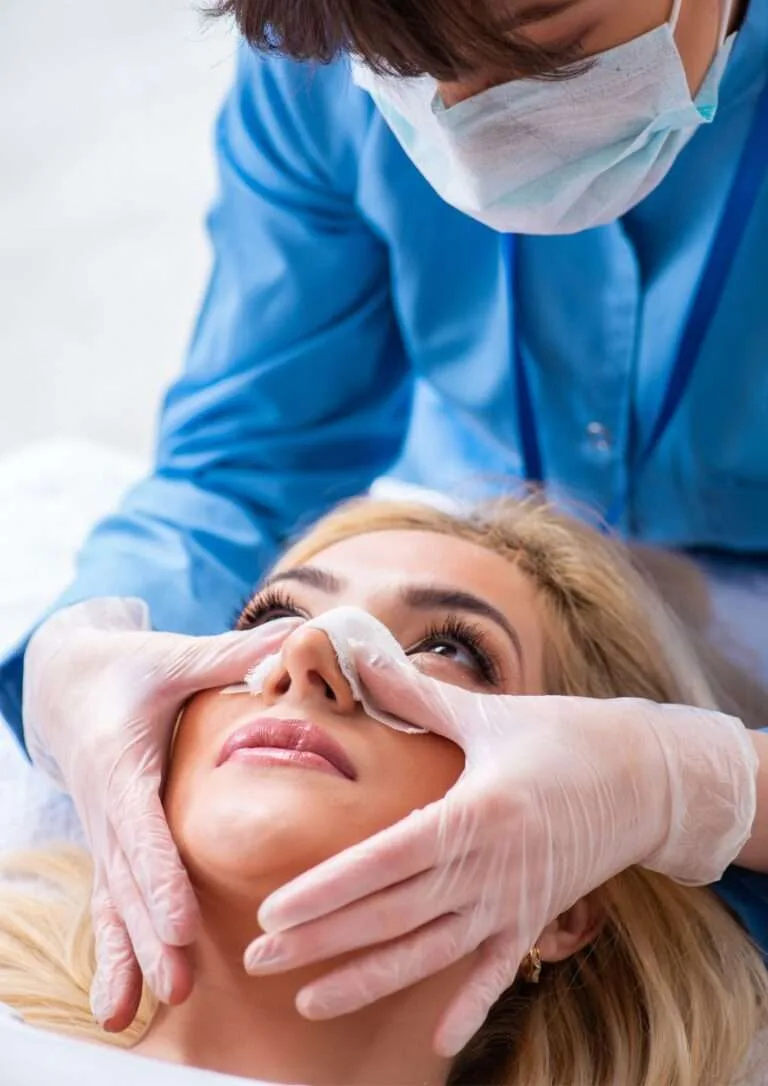 Profesional sanitaria examinando el rostro de una paciente