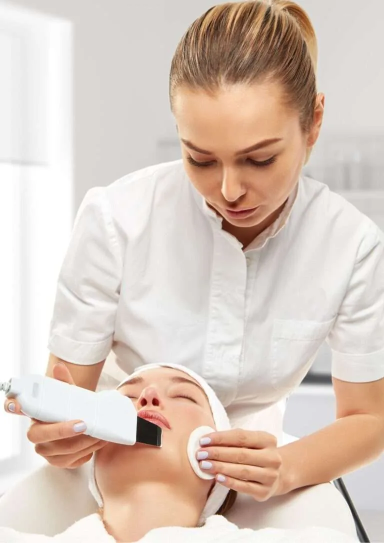 Tratamiento facial con aparatología en clínica