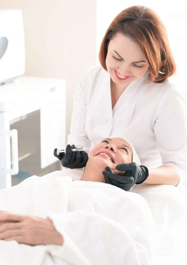 Sesión de tratamiento facial en camilla de cabina