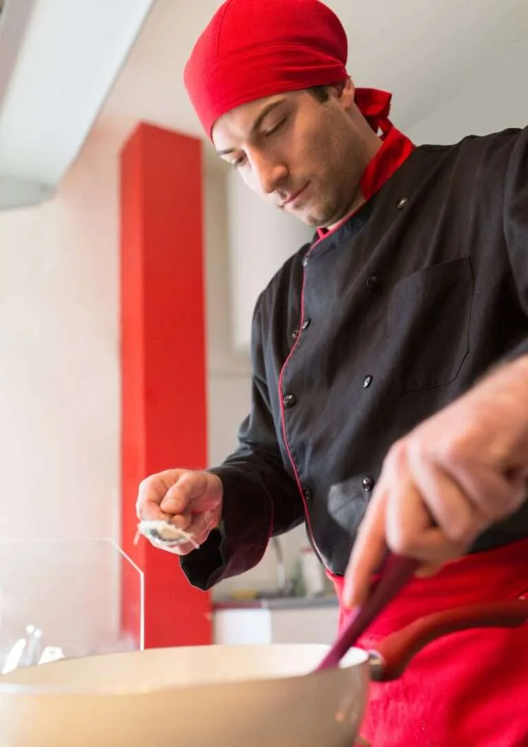 Cocinero emplatando en la cocina del restaurante