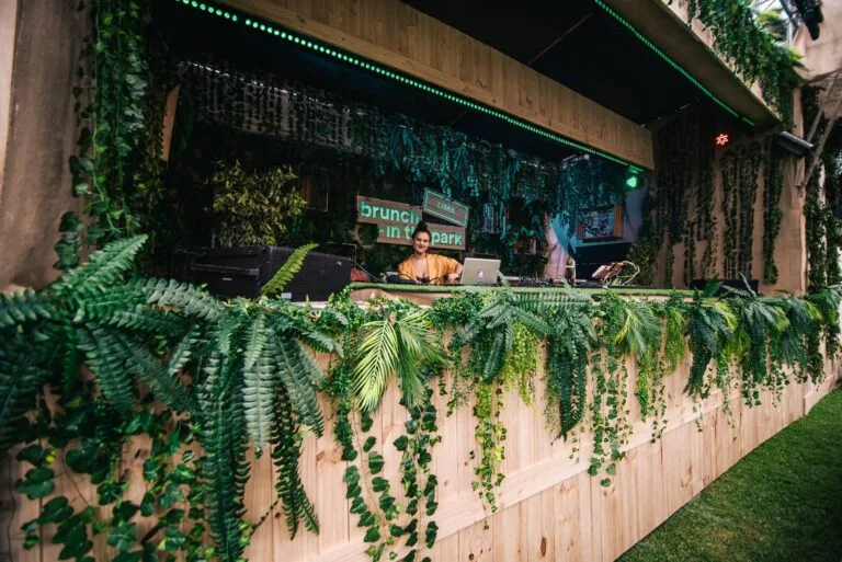 Cabina de DJ con plantas colgantes en un brunch al aire libre