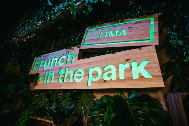 Cartel de Brunch in the Park entre la vegetación