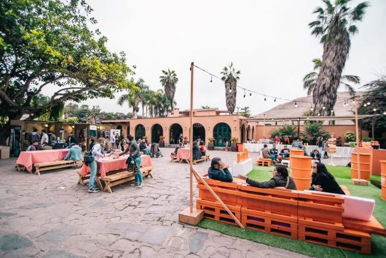 Jardín con sofás y mesas antes de abrir el evento