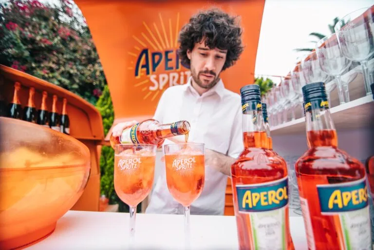 Bartender preparando un Aperol Spritz en la barra