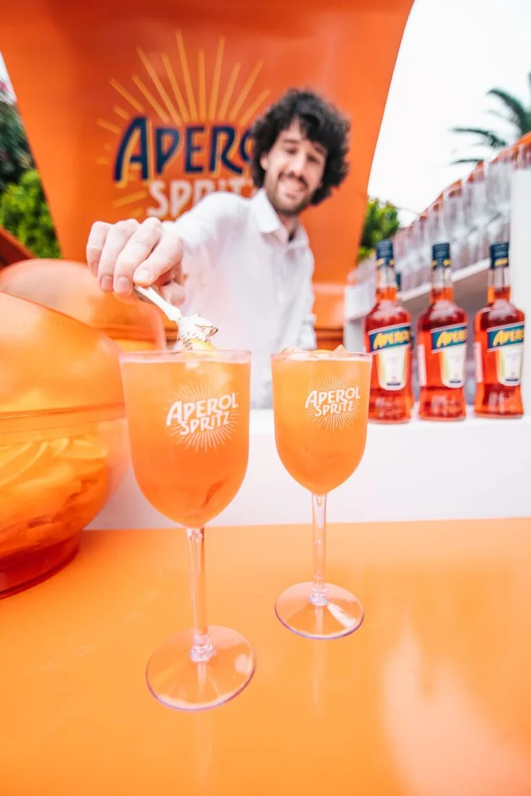 Dos copas de Aperol Spritz recién servidas