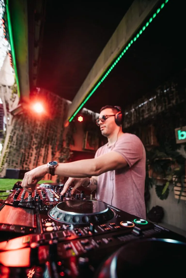 DJ en cabina con luz verde