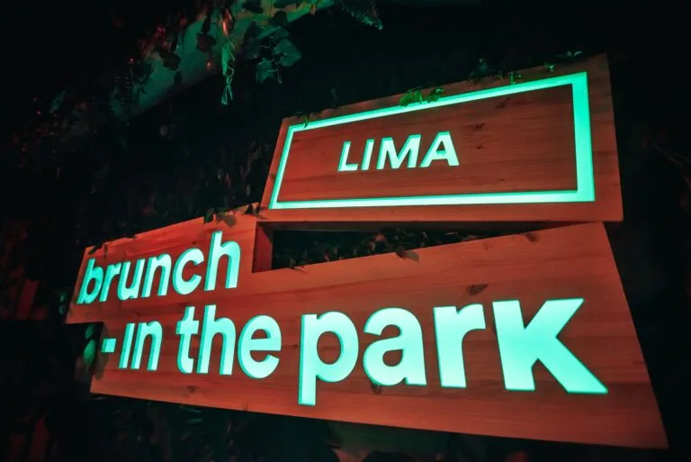 Rótulo luminoso del evento al anochecer