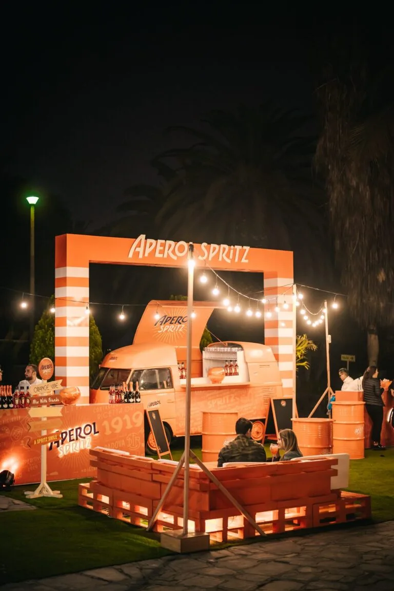 Puesto de Aperol iluminado de noche