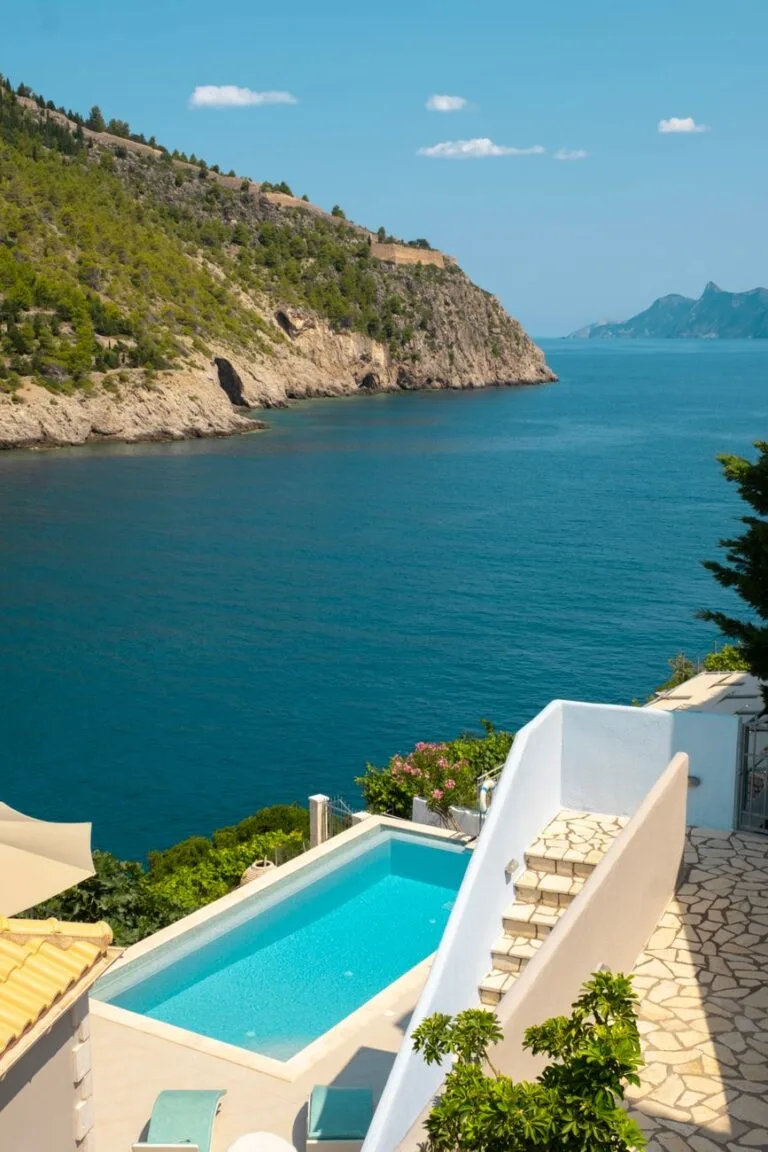 Villa de lujo con piscina y vistas al mar
