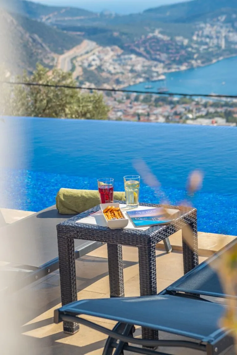 Villa de lujo con piscina y vistas al mar