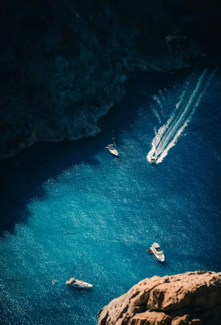 Yate de lujo fondeado en una cala del Mediterráneo