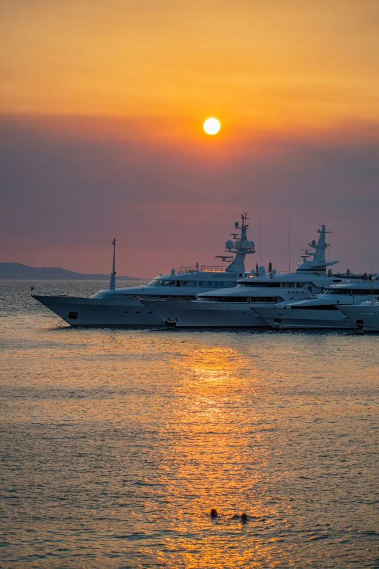 Yate de lujo fondeado en una cala del Mediterráneo