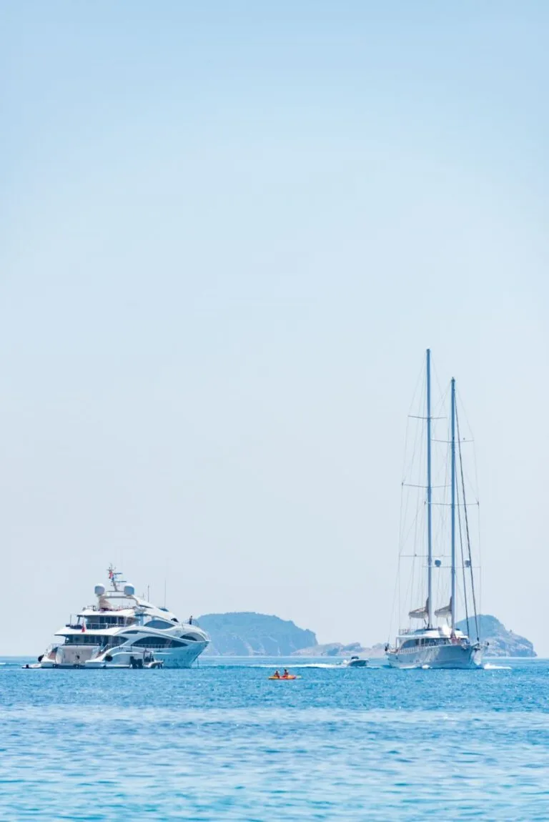 Yate de lujo fondeado en una cala del Mediterráneo