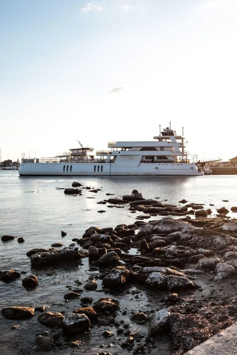 Yate de lujo fondeado en una cala del Mediterráneo