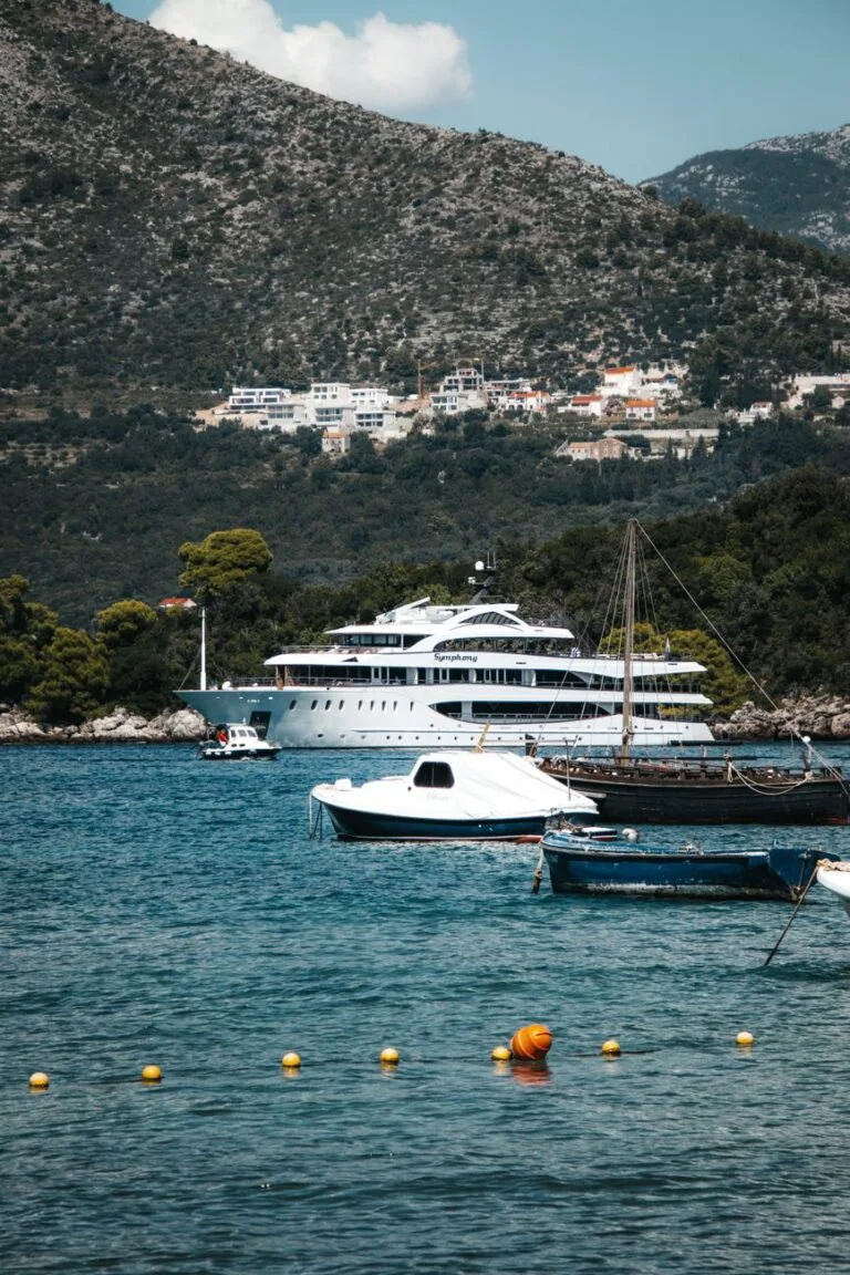 Yate de lujo fondeado en una cala del Mediterráneo