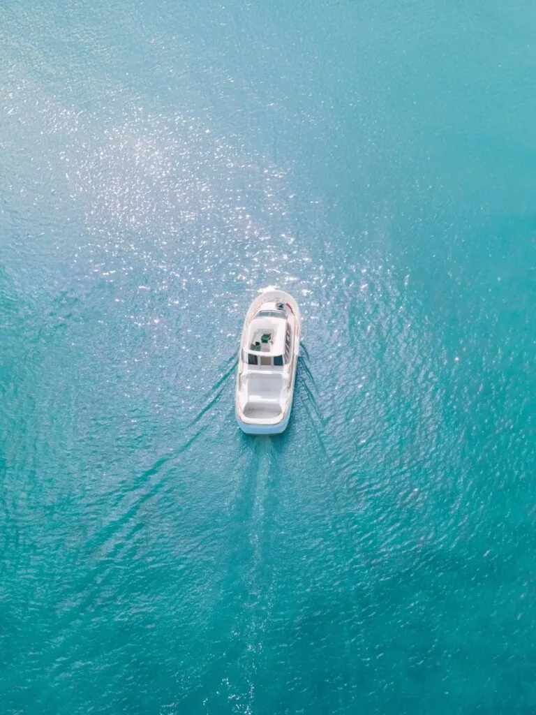 Yate de lujo fondeado en una cala del Mediterráneo