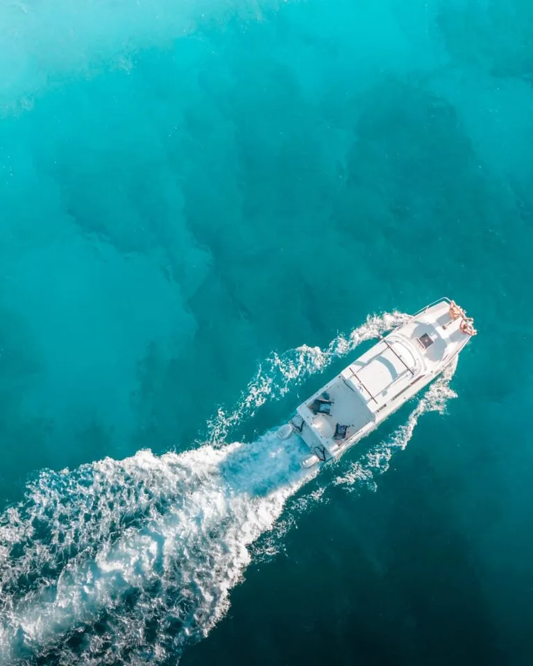 Yate de lujo fondeado en una cala del Mediterráneo