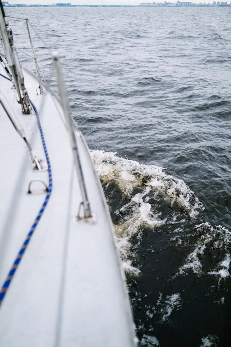 Yate de lujo fondeado en una cala del Mediterráneo
