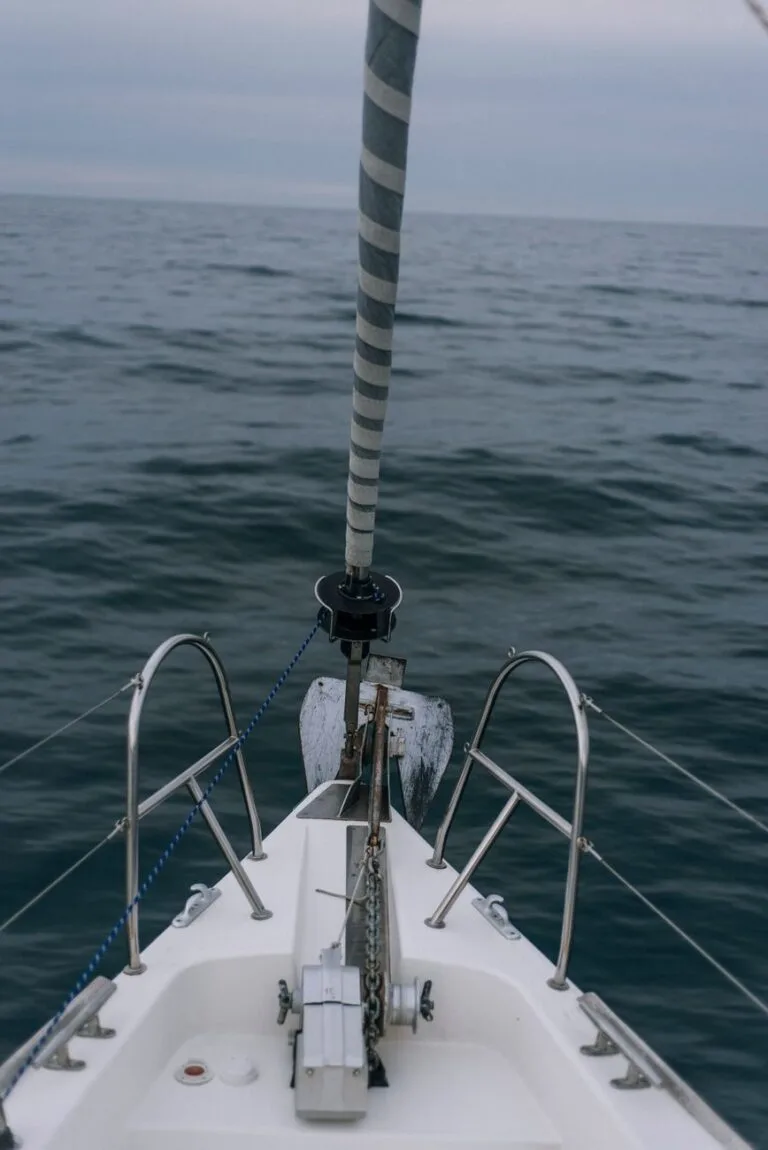 Yate de lujo fondeado en una cala del Mediterráneo