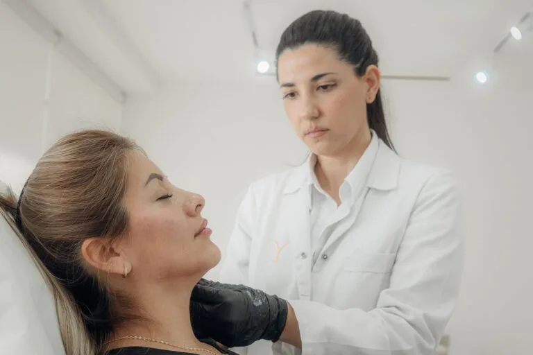 Doctora trabajando con guantes en la consulta