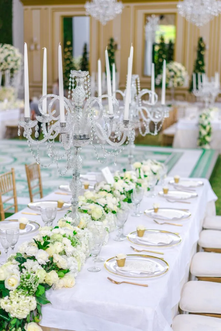 Mesa imperial con candelabros y flores blancas antes de la llegada de los invitados