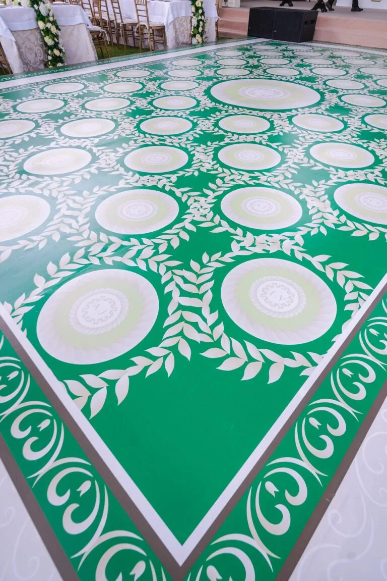 Pista de baile pintada en verde y blanco para un evento