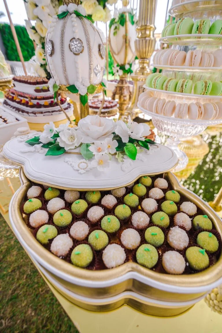 Torre de macarons en la mesa de postres