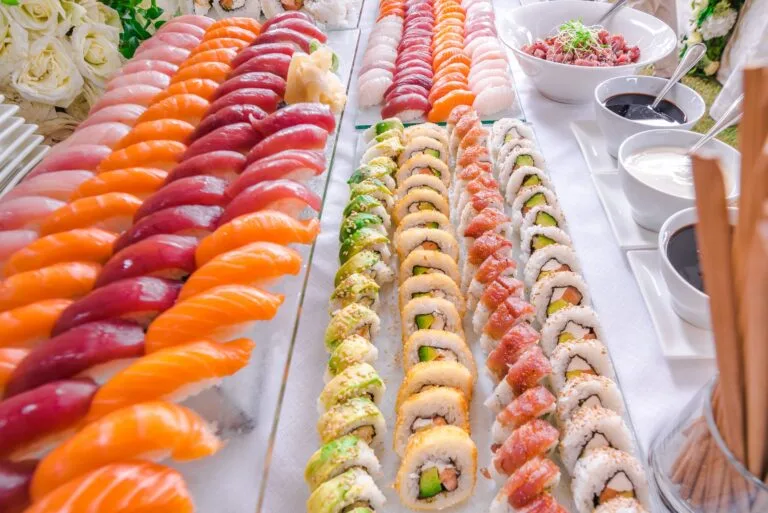 Sushi variado servido en la mesa del cóctel
