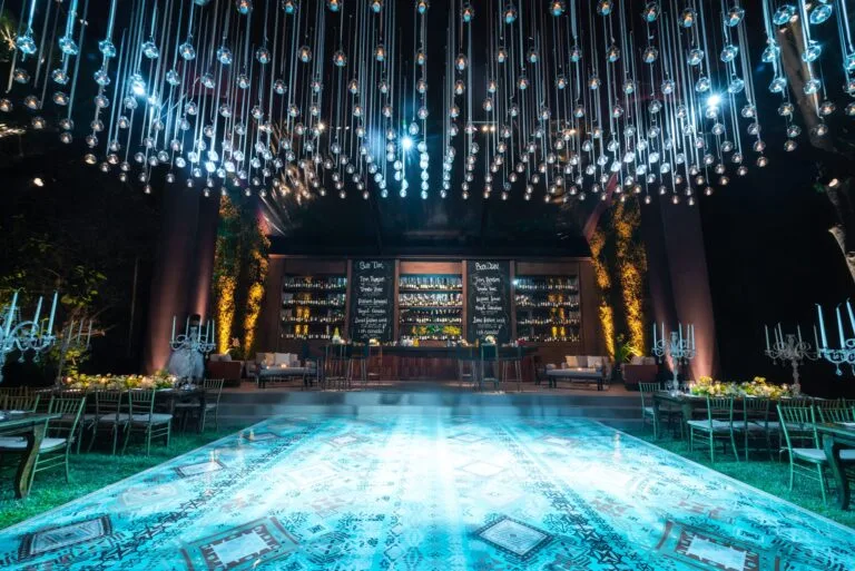 Escenario de un evento nocturno con lluvia de luces