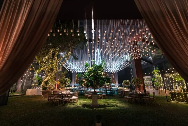 Piscina con velas flotantes en un evento de noche