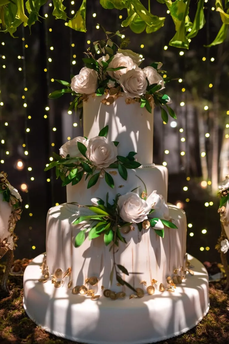 Tarta de celebración iluminada por luces cálidas