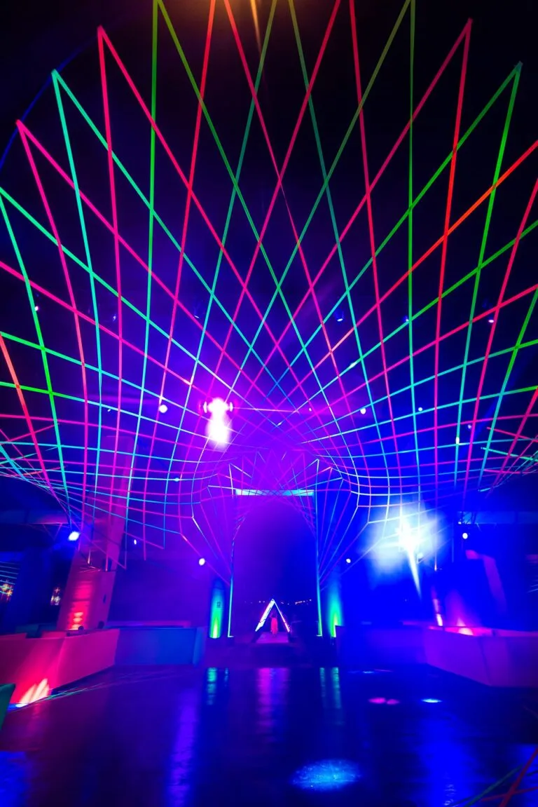Escenario con láseres de colores en una fiesta de marca