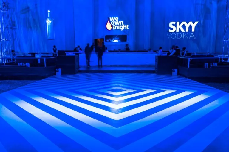 Pista iluminada en azul en una activación de marca