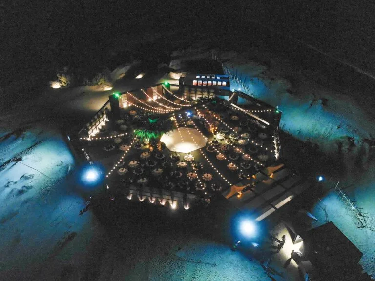Vista aérea del montaje de una fiesta de Año Nuevo en la playa